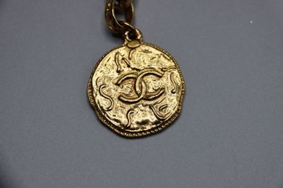 CHANEL. Bracelet en métal doré et piastre....