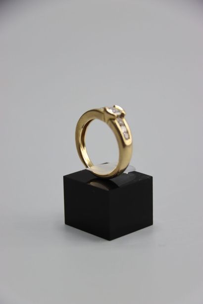 Bague en or jaune ornée d'un diamant taille...