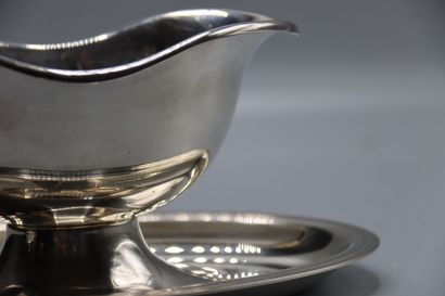 CHRISTOFLE. Une saucière avec un petit saladier...