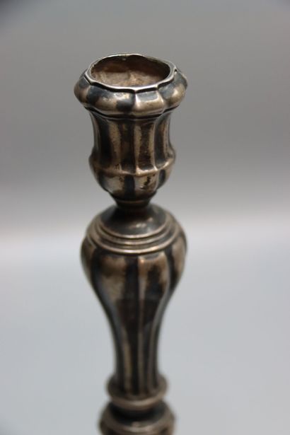 Paire de bougeoirs en argent, fût à godrons,...