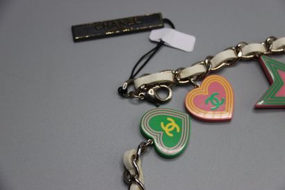 CHANEL. Ceinture en cuir blanc et pendentifs...