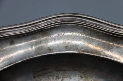 Plat en argent à bord chantourné, décor de...