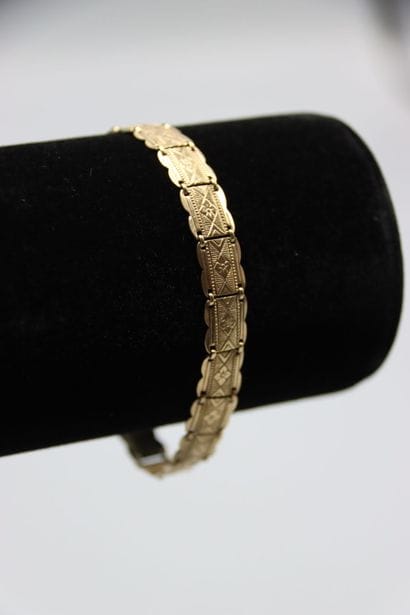 Un bracelet articulé en or jaune ( 8ct, 333)....