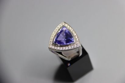 Bague moderne en or gris avec zoIsite variété...