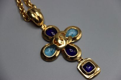 CHANEL. Collier en métal doré et croix. Longueur...