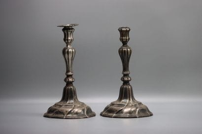 Paire de bougeoirs en argent, fût à godrons,...