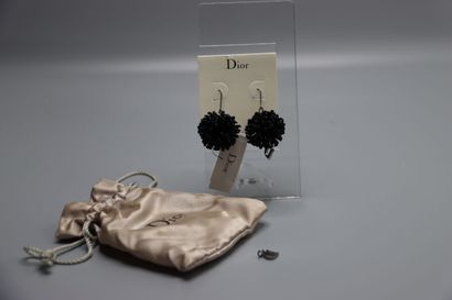 CHRISTIAN DIOR. Paire de boucles d'oreille...