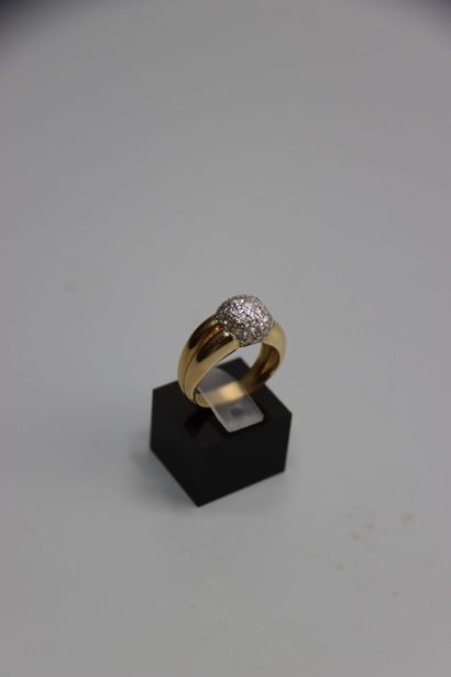 Bague en or jaune ornée d'un pavage en boule...