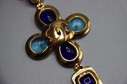 CHANEL. Collier en métal doré et croix. Longueur...