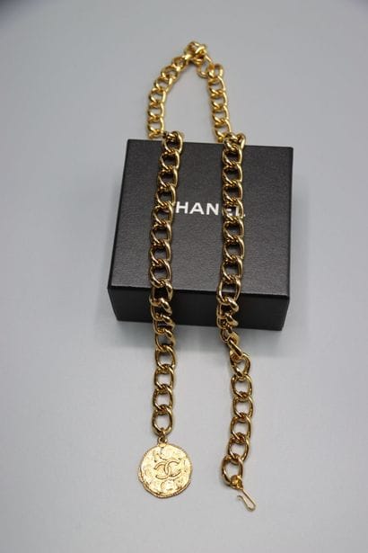 CHANEL. Ceinture en métal doré et piastre....