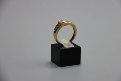 Bague en or jaune ornée d'un diamant taille...