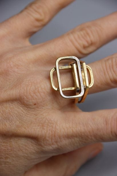 HAYOTTE à Metz. Bague contemporaine aux deux...