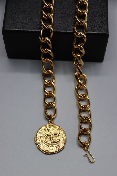 CHANEL. Ceinture en métal doré et piastre....