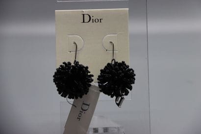 CHRISTIAN DIOR. Paire de boucles d'oreille...