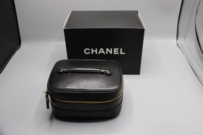 CHANEL circa 1996 . Vanity 20cm en cuir agneau...