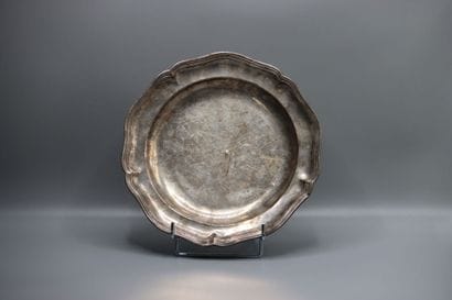 Plat en argent à bord chantourné, décor de...
