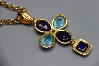 CHANEL. Collier en métal doré et croix. Longueur...