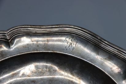 Plat en argent à bord chantourné, décor de...