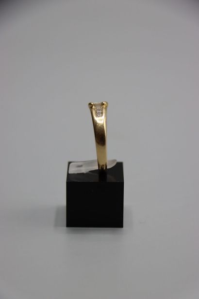 Bague en or jaune ornée d'un diamant taille...