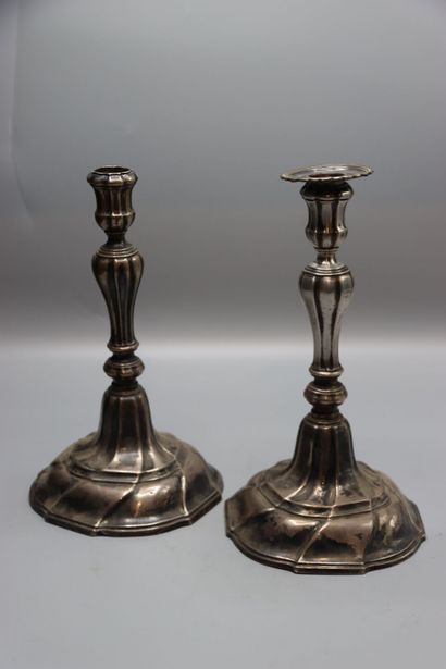 Paire de bougeoirs en argent, fût à godrons,...