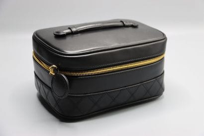 CHANEL circa 1996 . Vanity 20cm en cuir agneau...
