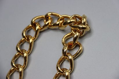 CHANEL. Ceinture en métal doré et piastre....