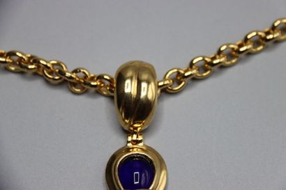 CHANEL. Collier en métal doré et croix. Longueur...