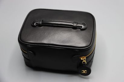 CHANEL circa 1996 . Vanity 20cm en cuir agneau...
