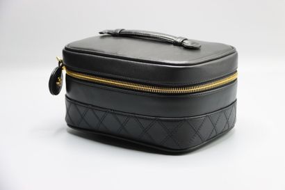 CHANEL circa 1996 . Vanity 20cm en cuir agneau...