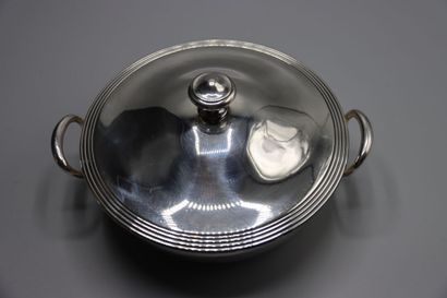CHRISTOFLE. Une saucière avec un petit saladier...