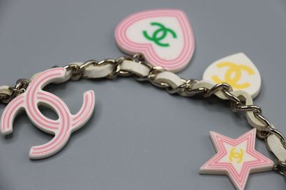 CHANEL. Ceinture en cuir blanc et pendentifs...