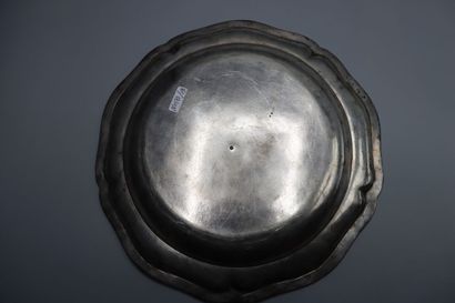 Plat en argent à bord chantourné, décor de...