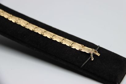 Un bracelet articulé en or jaune ( 8ct, 333)....
