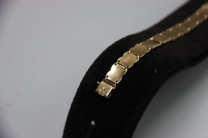 Un bracelet articulé en or jaune ( 8ct, 333)....