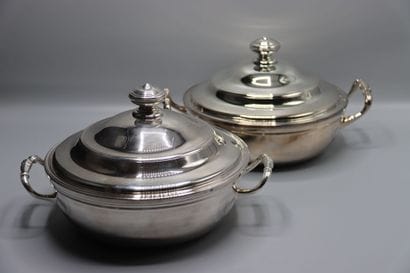 CHRISTOFLE. Paire de légumiers en métal argenté...