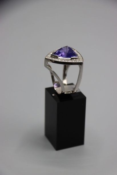 Bague moderne en or gris avec zoIsite variété...