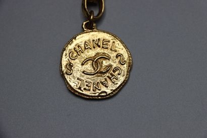 CHANEL. Bracelet en métal doré et piastre....