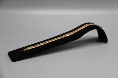 Un bracelet articulé en or jaune ( 8ct, 333)....