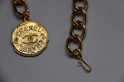 CHANEL. Ceinture en métal doré et piastre....