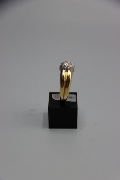 Bague en or jaune ornée d'un pavage en boule...