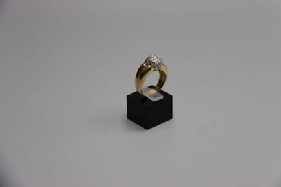 Bague en or jaune ornée d'un pavage en boule...