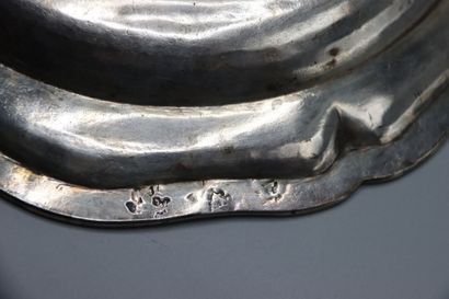 Plat en argent à bord chantourné, décor de...