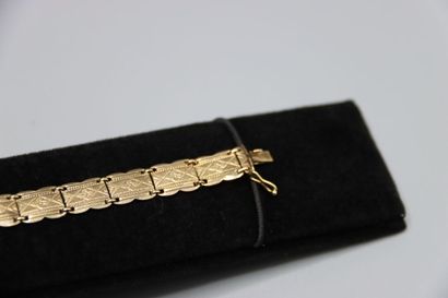 Un bracelet articulé en or jaune ( 8ct, 333)....