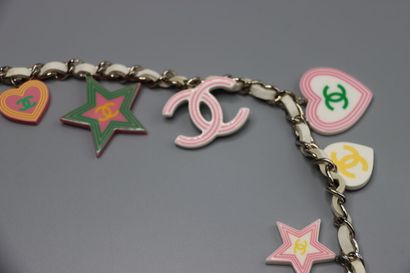 CHANEL. Ceinture en cuir blanc et pendentifs...