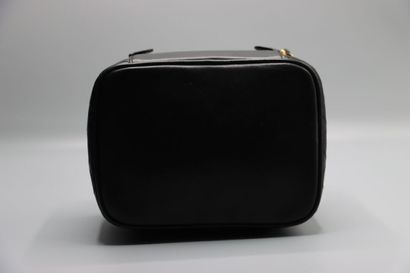 CHANEL circa 1996 . Vanity 20cm en cuir agneau...