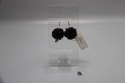 CHRISTIAN DIOR. Paire de boucles d'oreille...