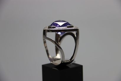 Bague moderne en or gris avec zoIsite variété...