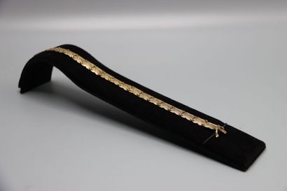 Un bracelet articulé en or jaune ( 8ct, 333)....
