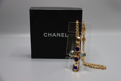 CHANEL. Collier en métal doré et croix. Longueur...