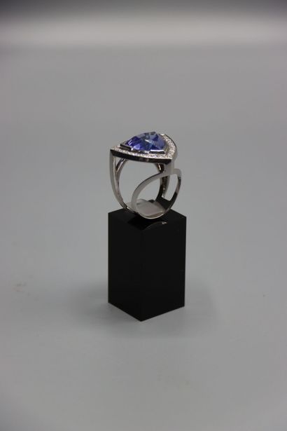 Bague moderne en or gris avec zoIsite variété...